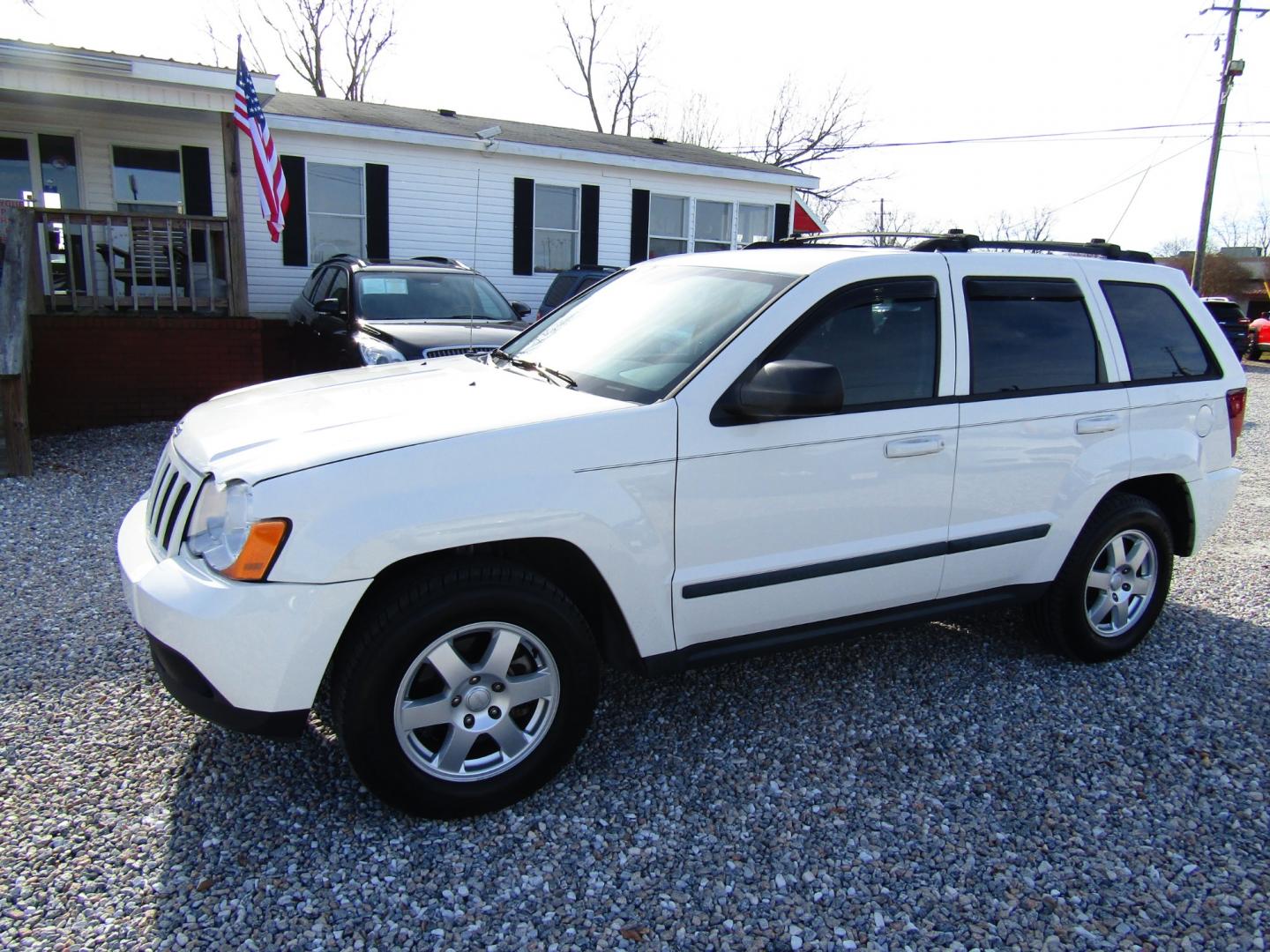 2009 WHITE Jeep Grand Cherokee (1J8GS48KX9C) , Automatic transmission, located at 15016 S Hwy 231, Midland City, AL, 36350, (334) 983-3001, 31.306210, -85.495277 - Photo#2